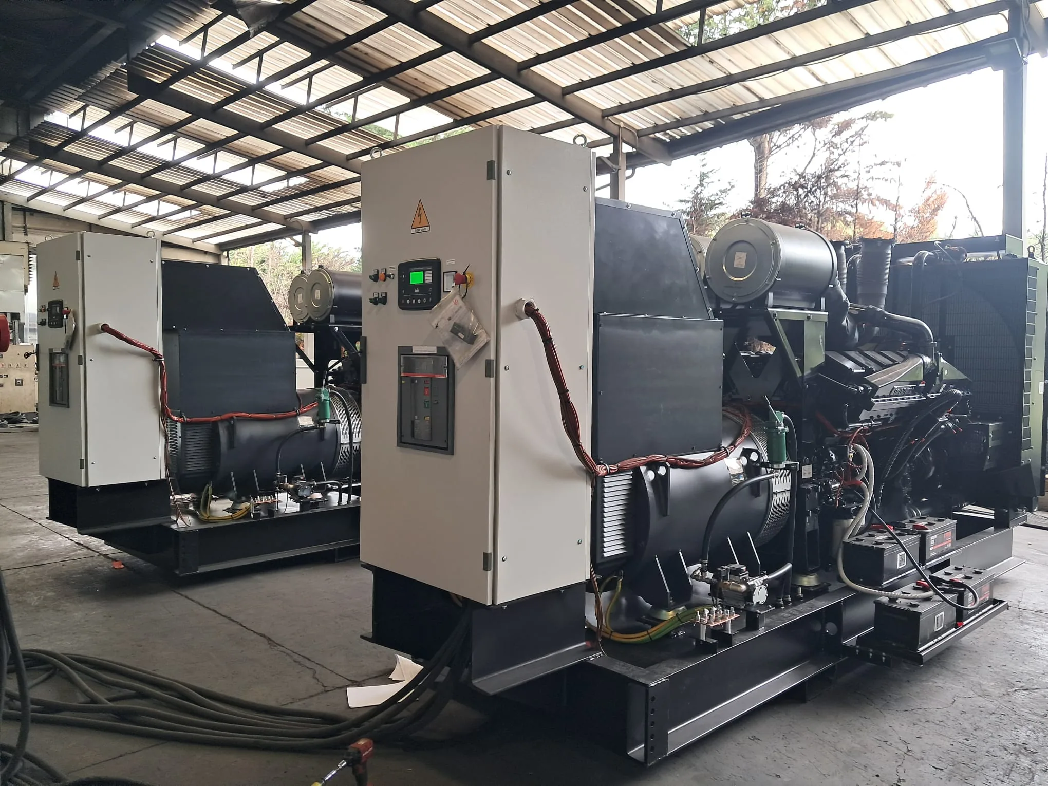 2 × offene Notstromaggregate 1250 kVA mit Cummins-Dieselmotoren und Mecc Alte Generatoren