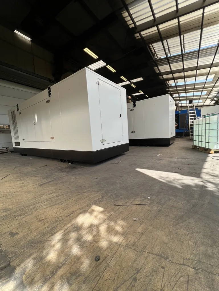 2 × schallgedämmte Notstromaggregate 700 kVA mit Cummins Dieselmotor und Stamford Generator