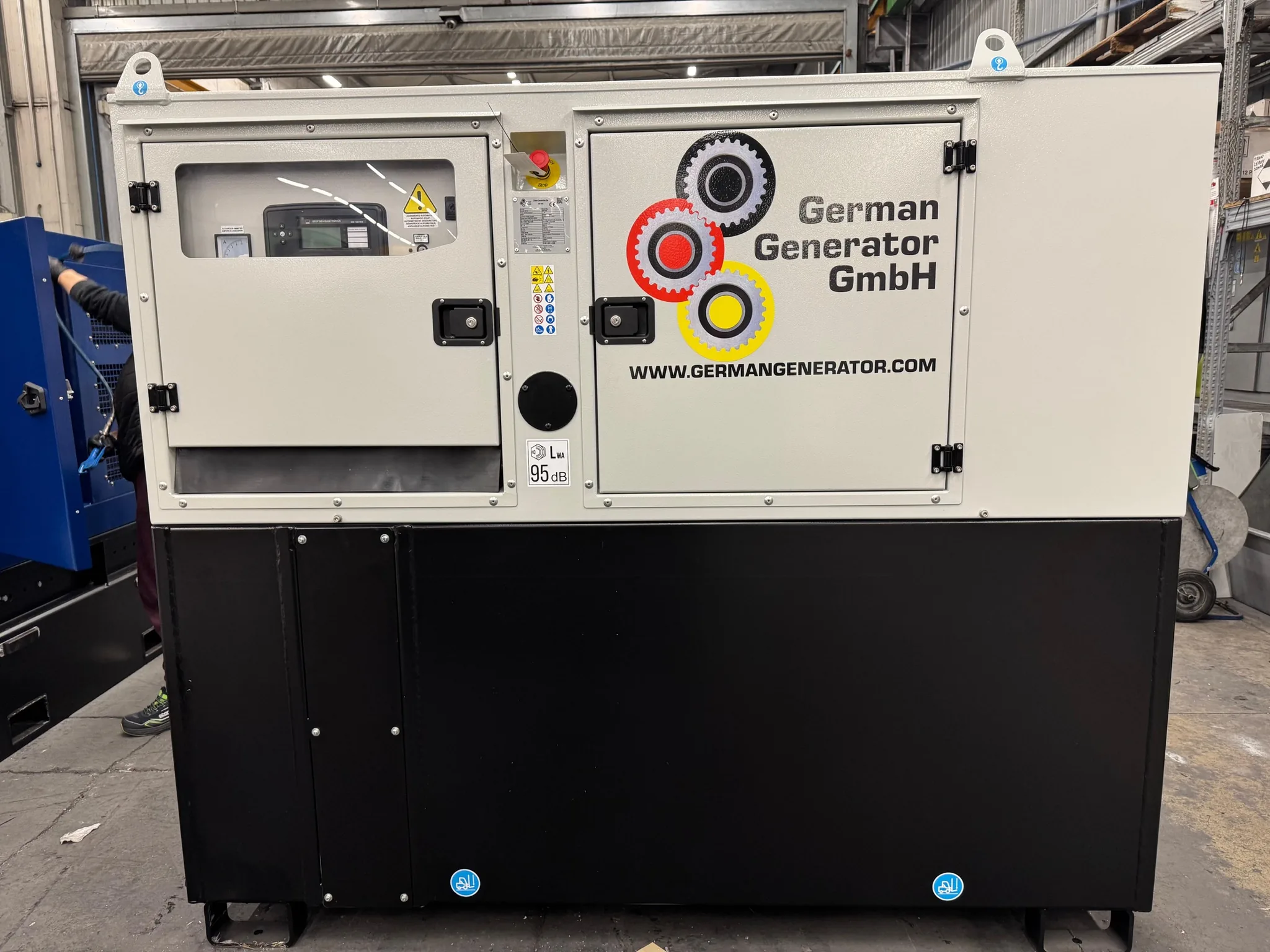 10 × schallgedämmte Stromaggregate für Telekommunikation 20–30 kVA mit Deutz Dieselmotoren und Stamford Generatoren
