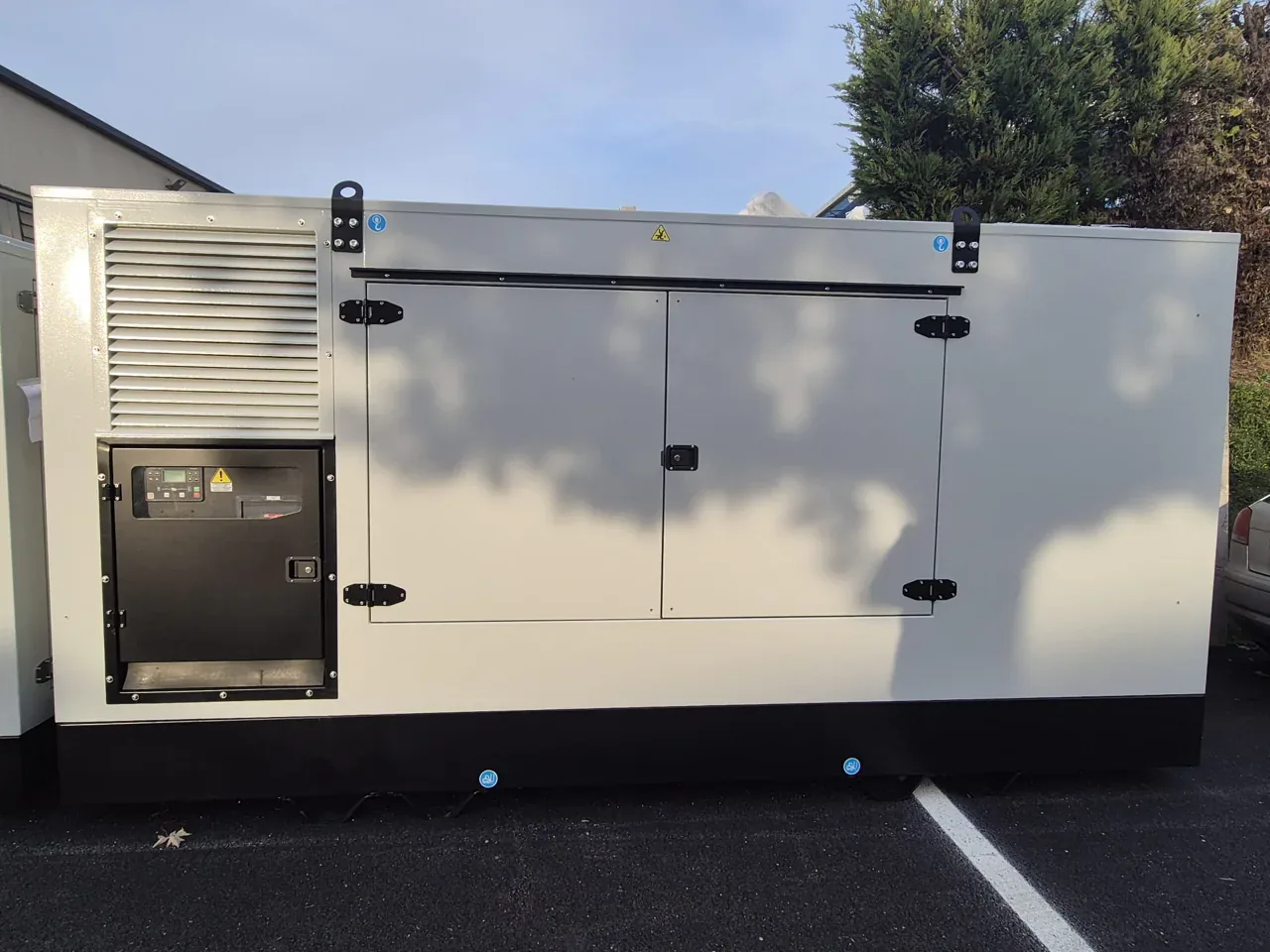 Schallgedämmtes Notstromaggregat 560 kVA mit Doosan Hyundai Dieselmotor und Stamford Generator