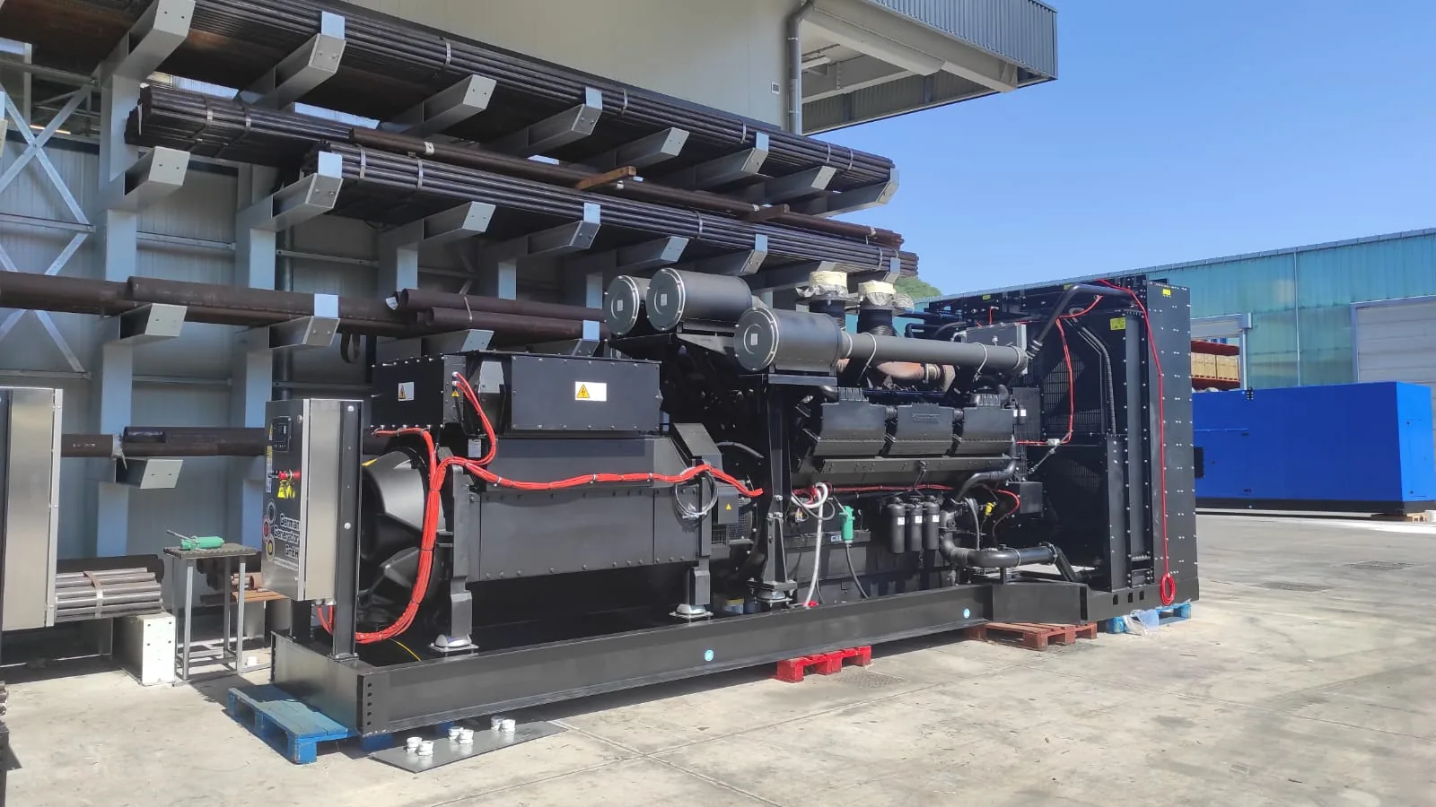 3 × parallelbetriebene Mittelspannungsaggregate 3000 kVA 6 kV mit Cummins Dieselmotoren und Stamford Generatoren