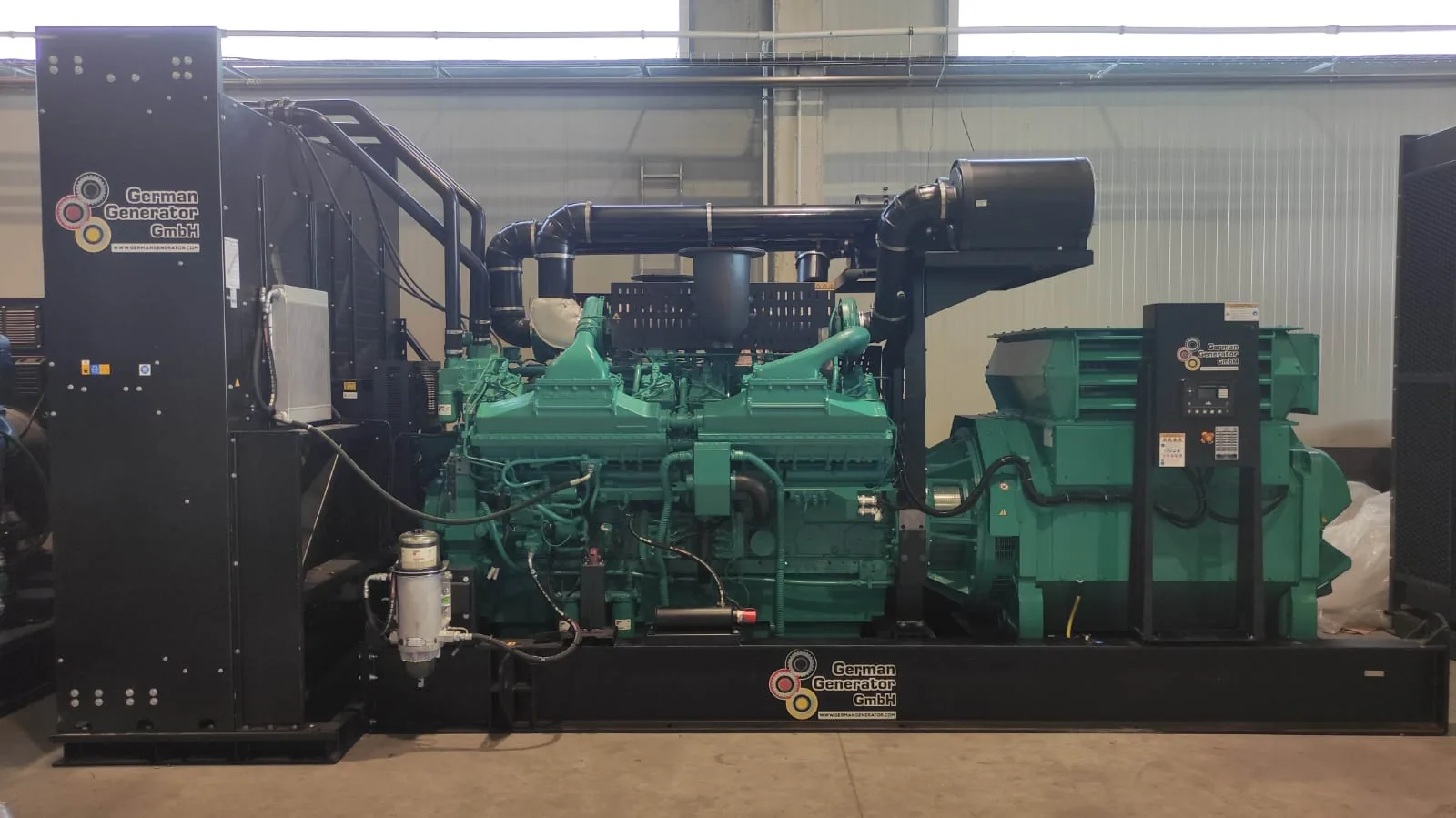 3 × parallelbetriebene Stromaggregate 2750 kVA mit Cummins-Dieselmotor und Stamford-Generator
