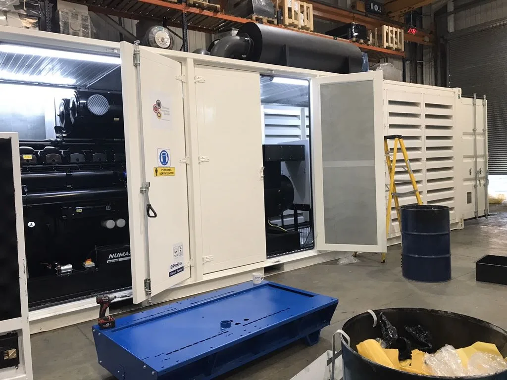 2 × containerisierte Notstromaggregate 2000 kVA mit Perkins Dieselmotoren und Stamford Generatoren