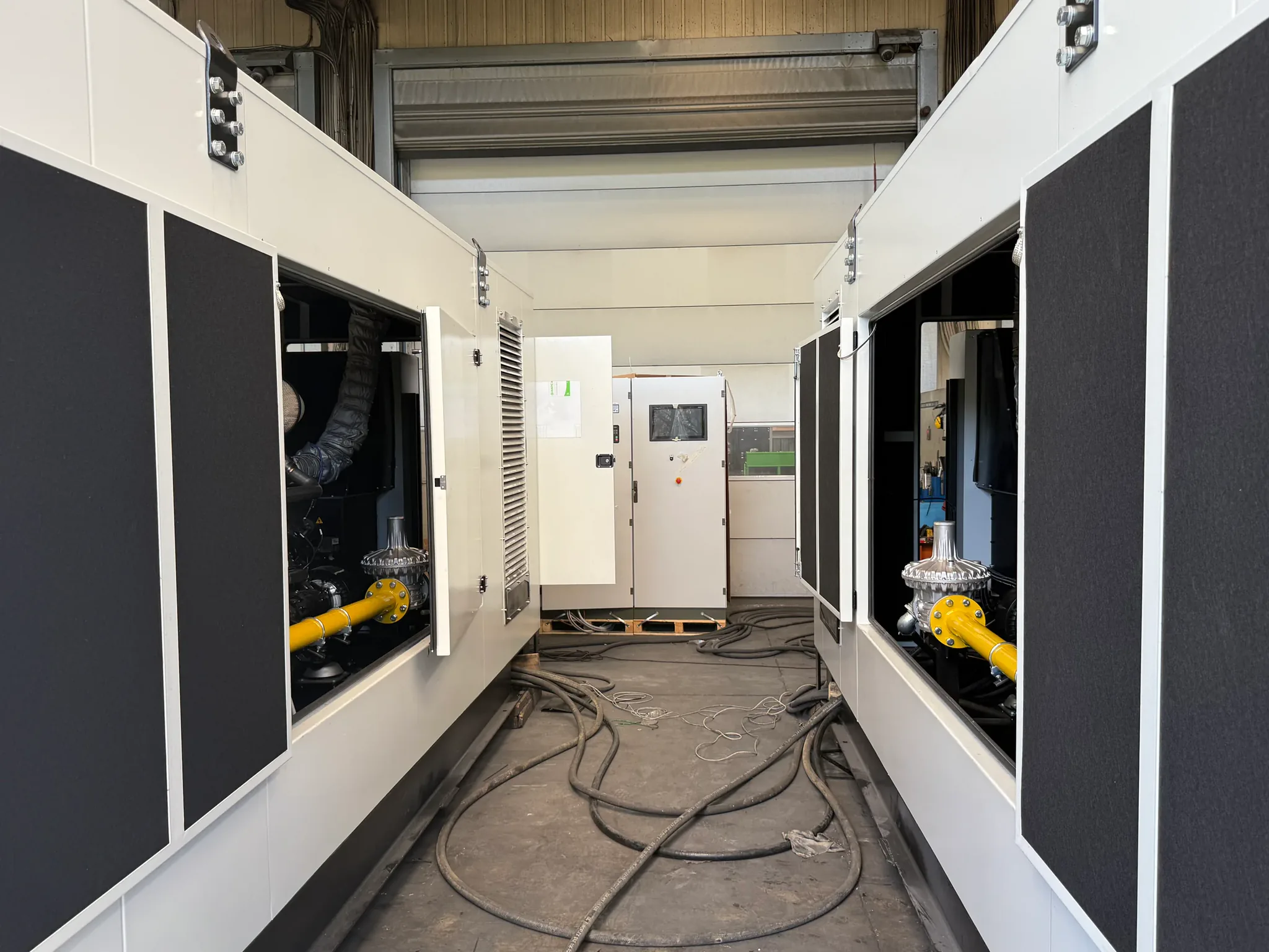 3 × schallgedämmte Erdgasaggregate mit PSI Erdgasmotoren und Stamford Generatoren