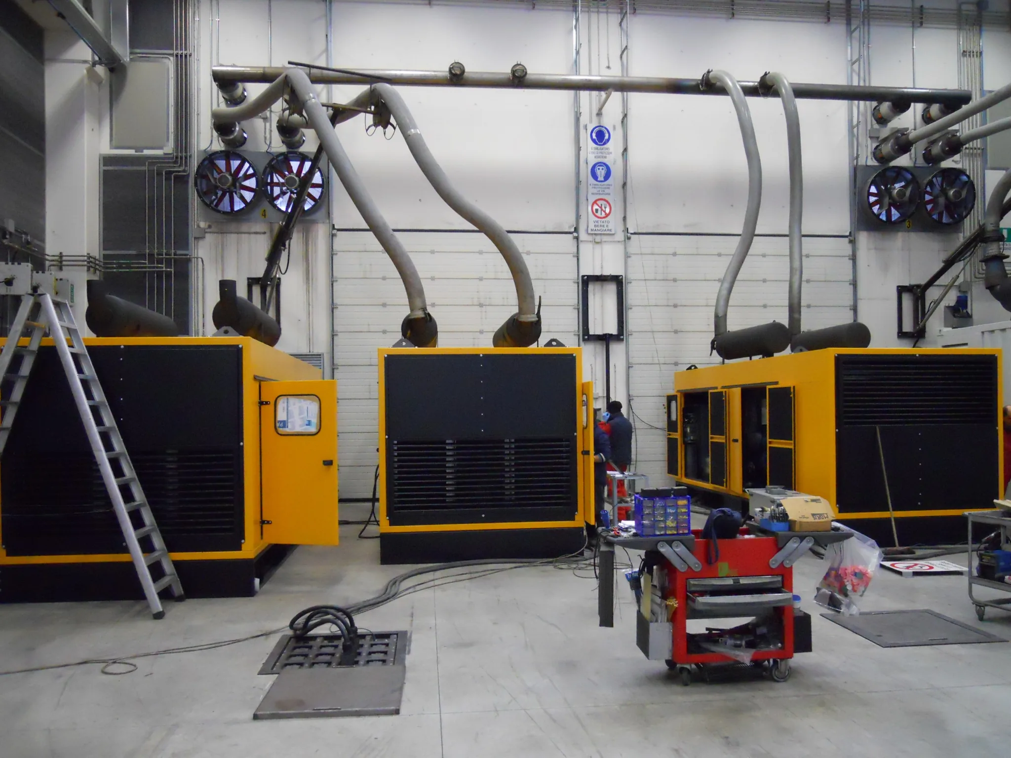 6 × parallel synchronisierte Aggregate 1130 kVA mit MTU Dieselmotoren und Stamford Generatoren